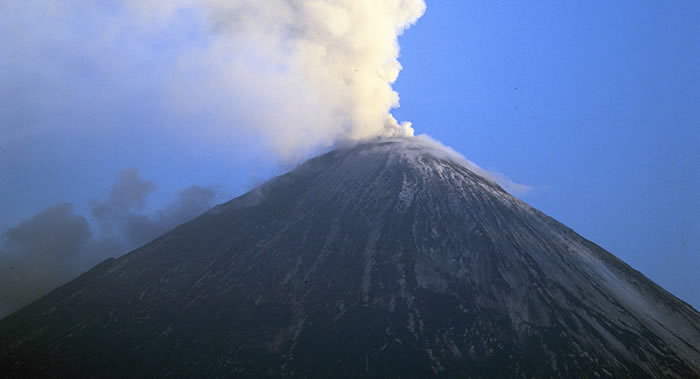 俄罗斯堪察加半岛正在爆发的克柳切夫火山抛出7500米高灰柱