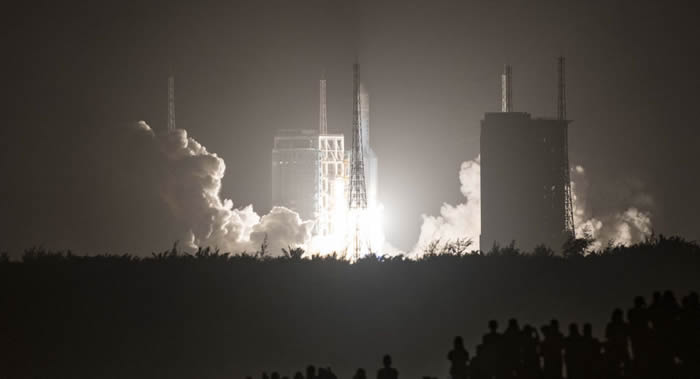 中国“长征-5”火箭携载嫦娥五号月球探测器成功升空进入预定轨道