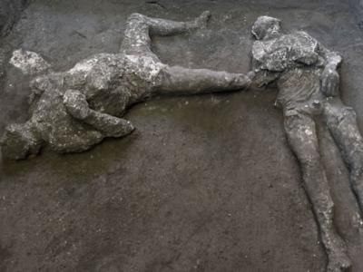 古罗马庞贝古城发现死于维苏威火山喷发的主仆二人遗骸