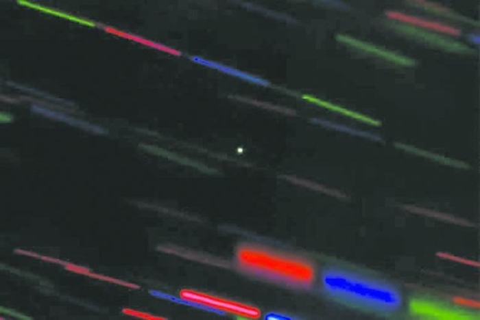 图中央的白点就是微小卫星2020 CD3，其他的彩色条纹是星星。图片来源：The international Gemini Observa