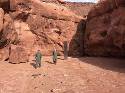 外星人留下的？美国犹他州沙漠中惊见不明金属巨碑