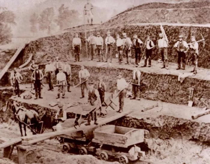 19世纪中叶的工人们在开采粪化石。图片来源：Buckinghamshire County Museum