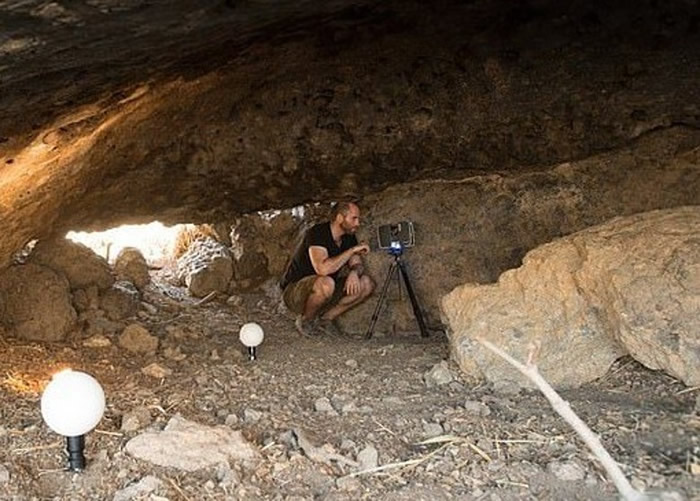 洞穴内发现古人的狩猎工具。