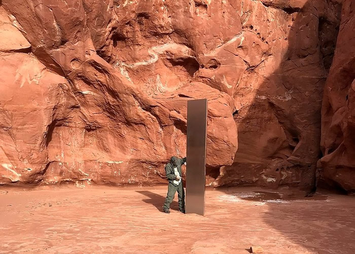犹他州官员在沙漠地区发现神秘巨型金属柱。