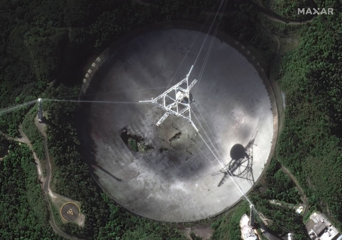 波多黎各阿雷西博射电望远镜坠毁前的照片(Satellite image ©2020 Maxar Technologies via AP)