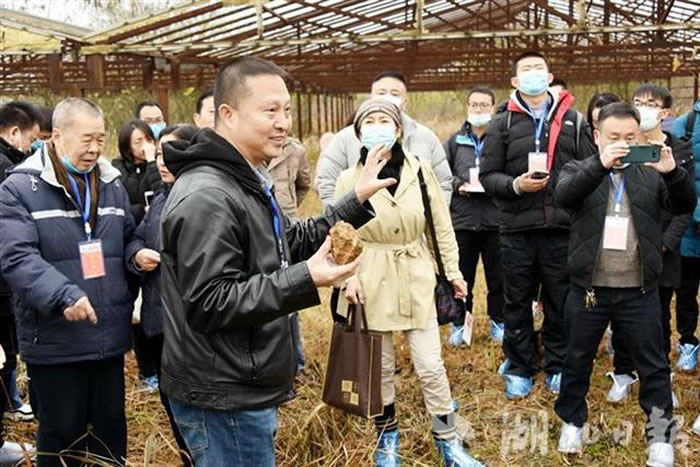 冯小波向“郧县人头骨化石发现30周年学术研讨会”与会代表讲解头骨发掘情形