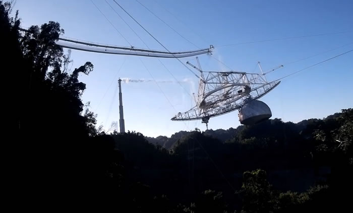 阿雷西博天文台重达900吨射电望远镜坠毁倒塌画面曝光