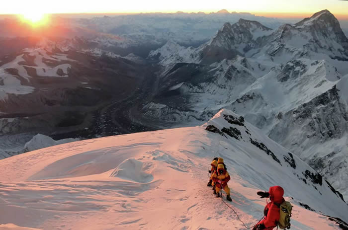 尼泊尔的测量师于去年5月登顶，中国于10月决定加入该项目，为北斗提供国家导航系统进行测量。今年春天来自中国的专家们也登上了珠穆朗玛峰的顶峰。（© AP