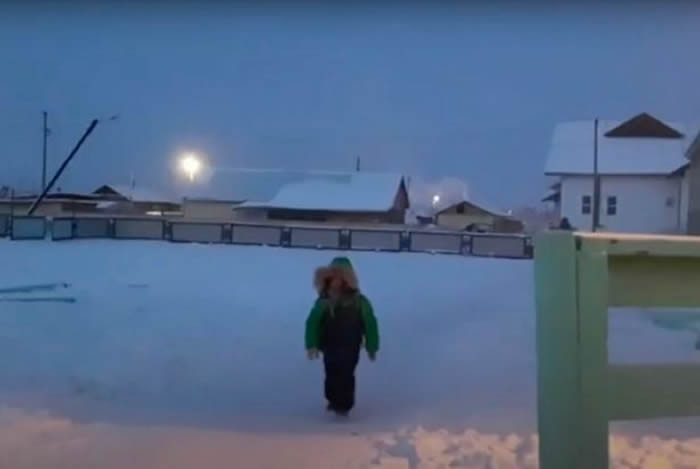 俄罗斯西伯利亚小镇奥伊米亚康（Oymyakon）摄氏零下51度小学生还得照常上学