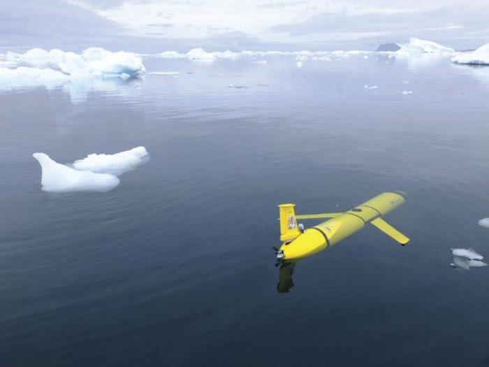 巨大的冰山A-68a很可能会撞击南乔治亚岛 英国派出水下滑翔机器人勘探