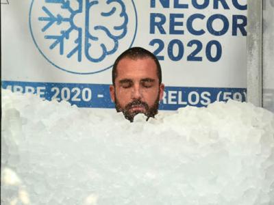 《北方之声》：法国人罗曼•万丹多尔普刷新全身接触冰块最长时间世界纪录