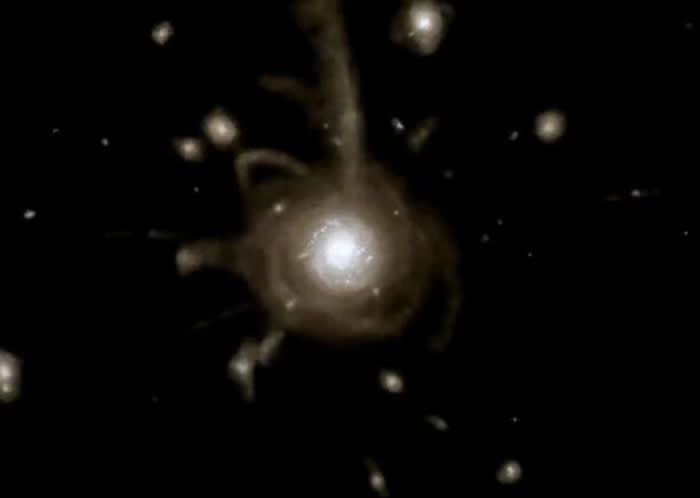 这个模拟展示了一个类银河星系在大约100亿年间的形成和演变过程。许多较小的矮星系与主星系融合在一起，常常成为主星系的一部分。