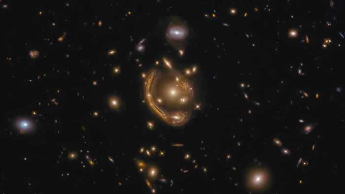 “爱因斯坦环”！哈勃太空望远镜拍摄福尔纳克斯星座的GAL-CLUS-022058s星系团