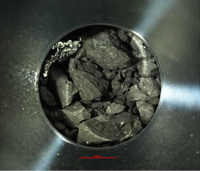 日本JAXA公开“隼鸟2号”在小行星“龙宫”第二次着陆时采集到的石块和沙粒图像