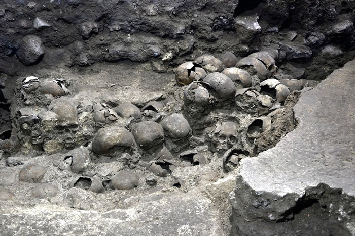 墨西哥首都墨西哥城阿兹特克大神庙遗址新发现的人头骨首证妇女幼儿皆成祭品