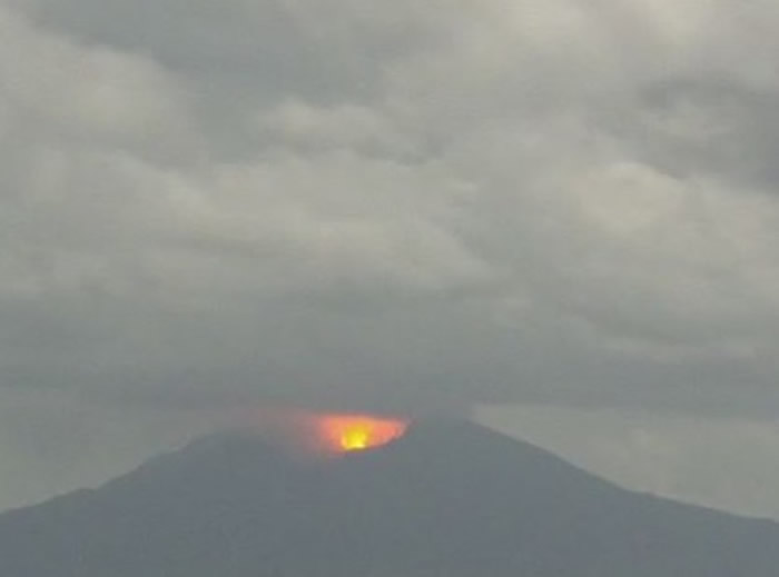 日本鹿儿岛县诹访之濑岛御岳火山爆发 喷出的灰石等飞出1.3公里远