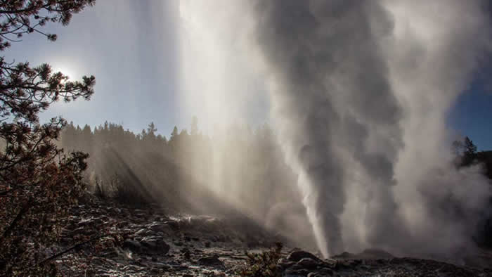 美国黄石国家公园蒸汽船间歇泉喷发并不是火山喷发的前兆