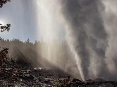 美国黄石国家公园蒸汽船间歇泉喷发并不是火山喷发的前兆