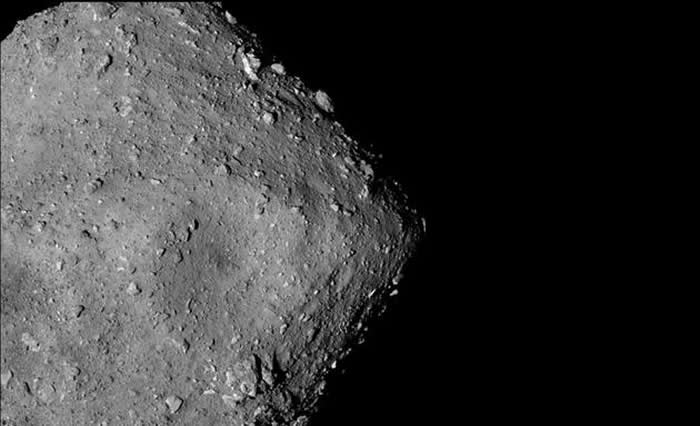 科学家之所以选择龙宫小行星作为勘测目标是因为它属于颜色较深的小行星类型，此类小行星可能存在含水矿物质和有机化合物，此类小行星被认为是地球上发现富含水和碳的黑色陨