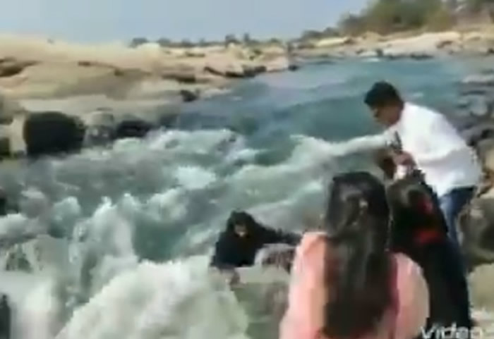 死亡自拍！印度奥里萨邦年轻女孩站在岩石上自拍不慎坠河 立刻被激流卷走