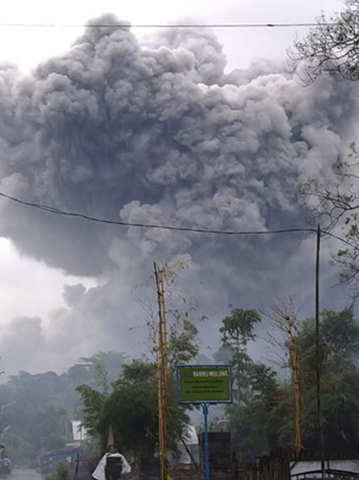 印尼东爪哇省塞梅鲁火山（Semeru）喷发 喷出的灰烬及浓烟达5.6公里高