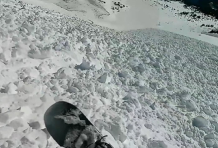 美国科罗拉多州男子在拉夫兰山口滑雪时突然遇到雪崩 镜头前奇迹逃死