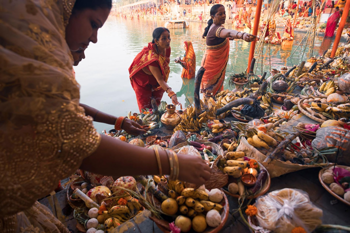 日神节（Chhath Puja）是历史悠久的印度吠陀节庆，献给太阳神苏利耶（Surya），印度、尼泊尔和其他国家等许多地区都会庆祝这个节庆。在节庆期间，大众会参