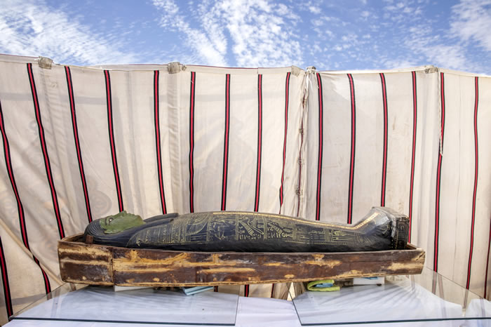 埃及开罗以南的塞加拉墓地中发现54具3000多年前的木制棺椁