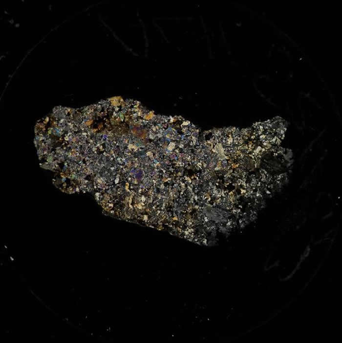 球粒陨石是由更小的球粒组成的，科学家们用它们来研究岩石的起源，或将揭晓地球起源之谜，以及太阳早期演变过程。