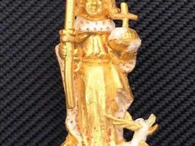 英国男子用金属探测器在北安普敦郡田地挖出亨利八世皇冠小装饰 估值200万英镑