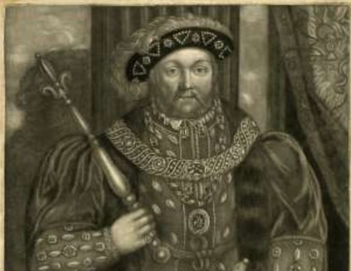 英国男子用金属探测器在北安普敦郡田地挖出亨利八世皇冠小装饰 估值200万英镑