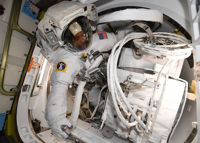 NASA两名宇航员在国际空间站外展开太空漫步 装设欧洲太空总署的哥伦布实验舱