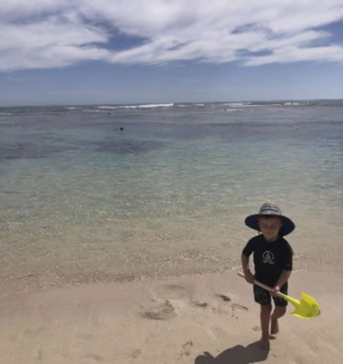 澳洲男子在阿得雷德市麦克唐纳港潜水时遭鲨鱼攻击身亡 2岁儿子拍照留下最后合影