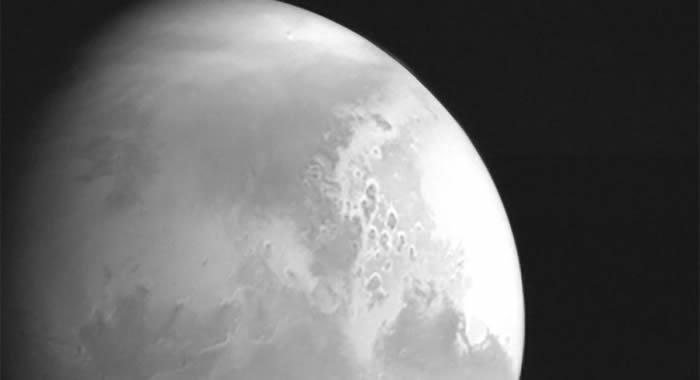中国首次火星探测任务天问一号探测器传回首幅火星图像
