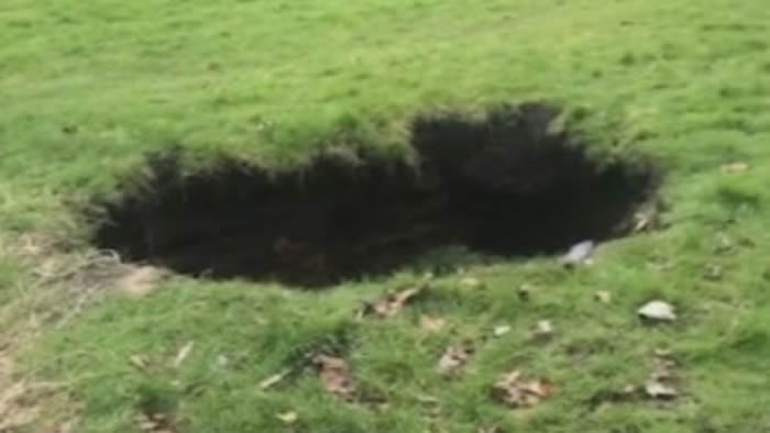 英国利物浦的“格兰特花园”突然塌陷出现巨大坑洞 曾埋葬8万具遗体
