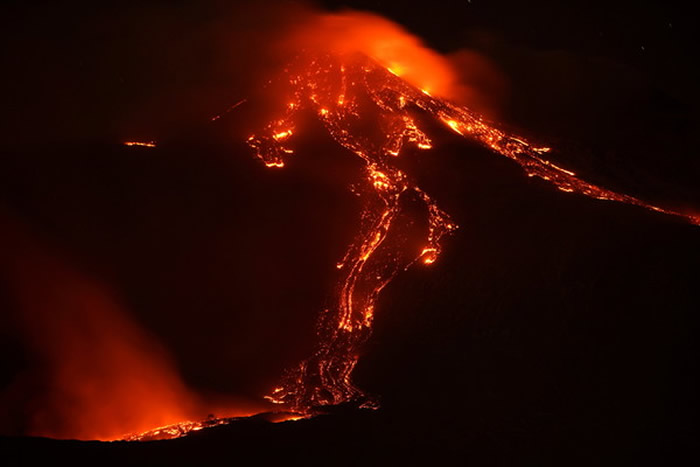 意大利西西里岛的埃特纳火山剧烈爆发 天空“下石头雨”
