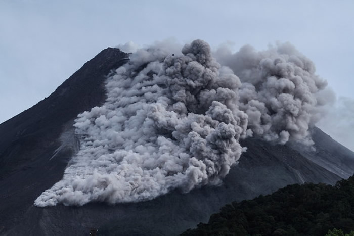 印尼爪哇岛默拉皮火山19日再度喷发 熔岩流绵延约700公尺