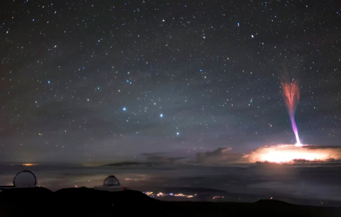 望远镜拍下夏威夷的莫纳克亚火山附近蓝色喷流与红色精灵闪电共舞的罕见画面