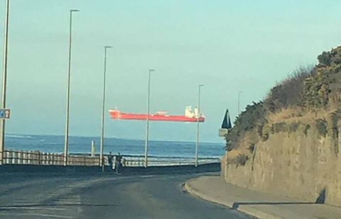 怎么回事？苏格兰阿伯丁郡班夫海面上一艘船居然浮在空中