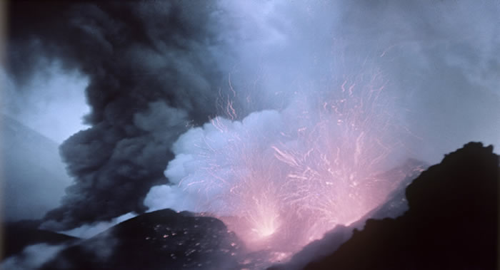 俄罗斯克柳切夫火山记录到火山弹从火山渣锥口的喷发