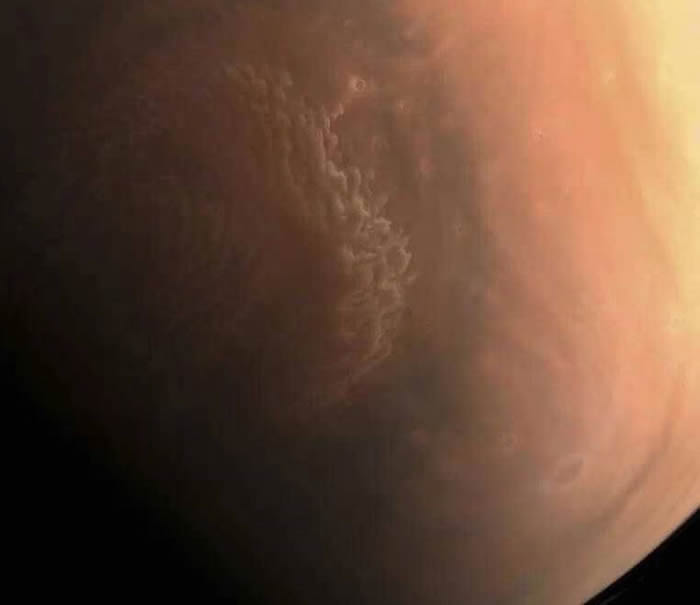 中国国家航天局发布3幅由天问一号探测器拍摄的高清火星影像图