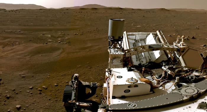 NASA“毅力”号（Perseverance）火星车在火星表面进行首次试行驶