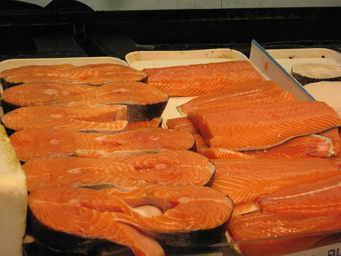 每周食用两次鲑鱼、鳟鱼、金枪鱼、沙丁鱼等油性鱼类对心脏健康可能具有保护作用