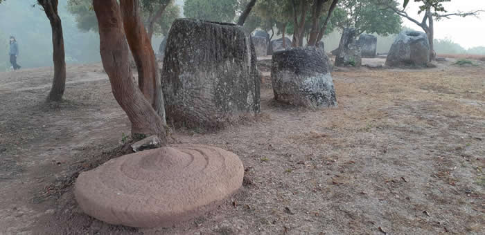 老挝石缸平原数以千计巨型石缸的历史可以追溯到铁器时代前