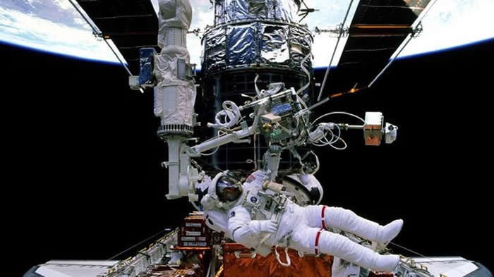 1997年宇航员进行哈勃太空望远镜维修工作