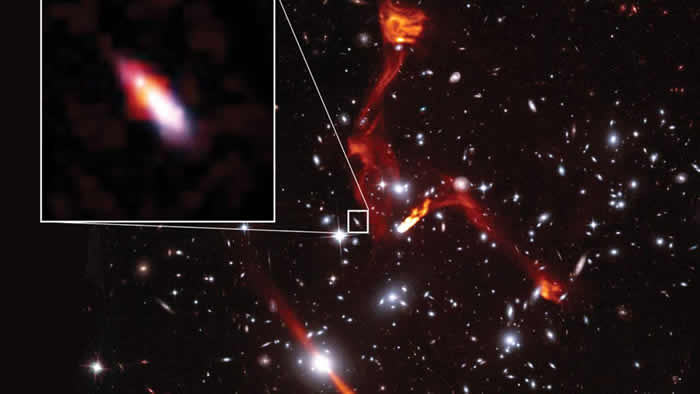 天文学家利用巨型星系团作为引力透镜研究遥远的射电星系