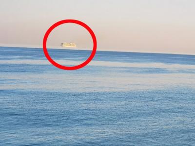 海市蜃楼“上蜃景”：英国男子在多塞特郡伯恩茅斯海岸拍到巨大邮轮飘浮在空中