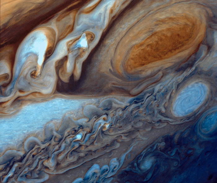 木星大红斑的风暴漩涡被系列反气旋所撼动 但没有被摧毁