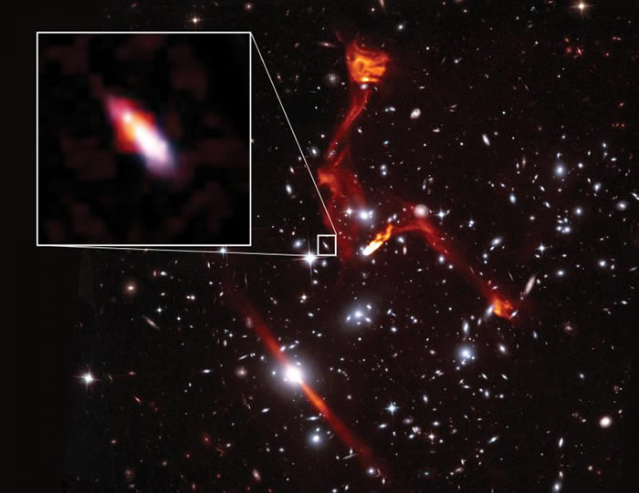 通过星系团作为引力透镜发现距离地球超过80亿光年的微弱射电星系