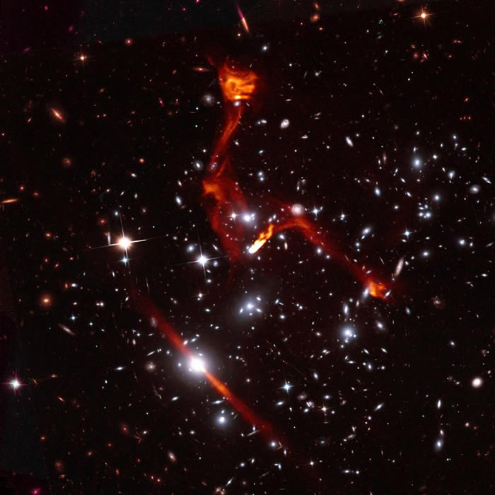 通过星系团作为引力透镜发现距离地球超过80亿光年的微弱射电星系
